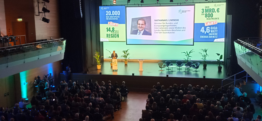 Minister und Chef der Staatskanzlei, Nathanael Liminski, spricht auf der Revierkonferenz in Bergheim
