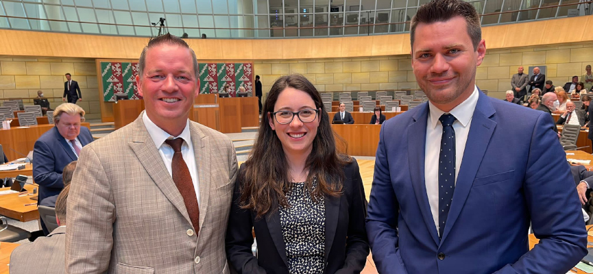 Romina Plonsker mit Gregor Golland und Thomas Okos im Plenarsaal