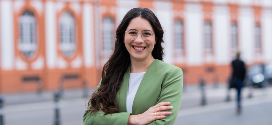 Romina Plonsker vor der Abtei Brauweiler
