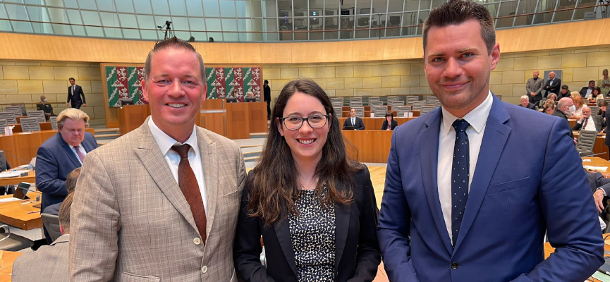Gregor Golland, Romina Plonsker und Thomas Okos im Plenarsaal des Landtags Nordrhein-Westfalen